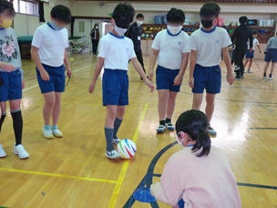 4_0120やってみよう！ブラインドサッカー（４年）